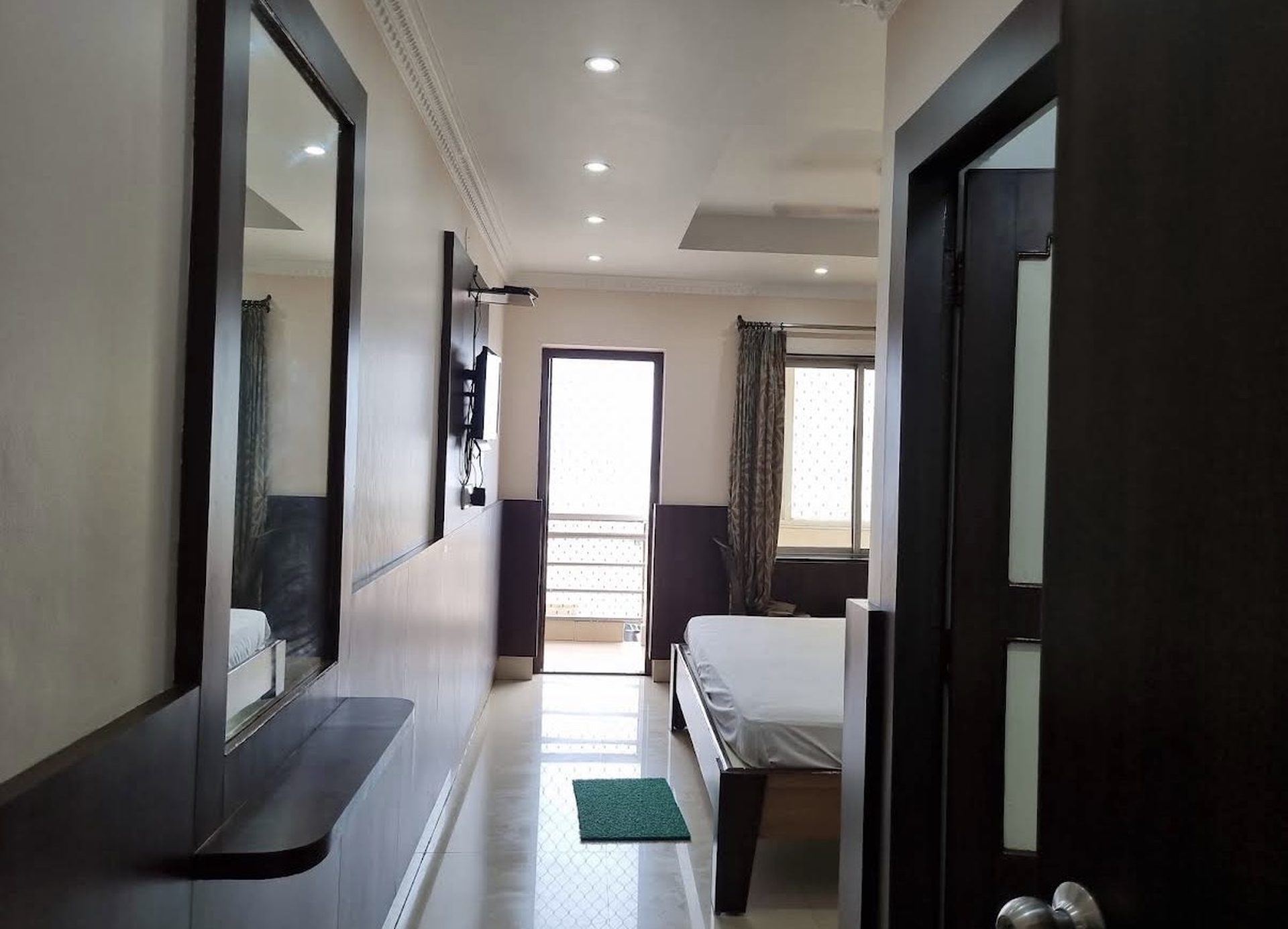 Hotel Swapnapuri room interior
