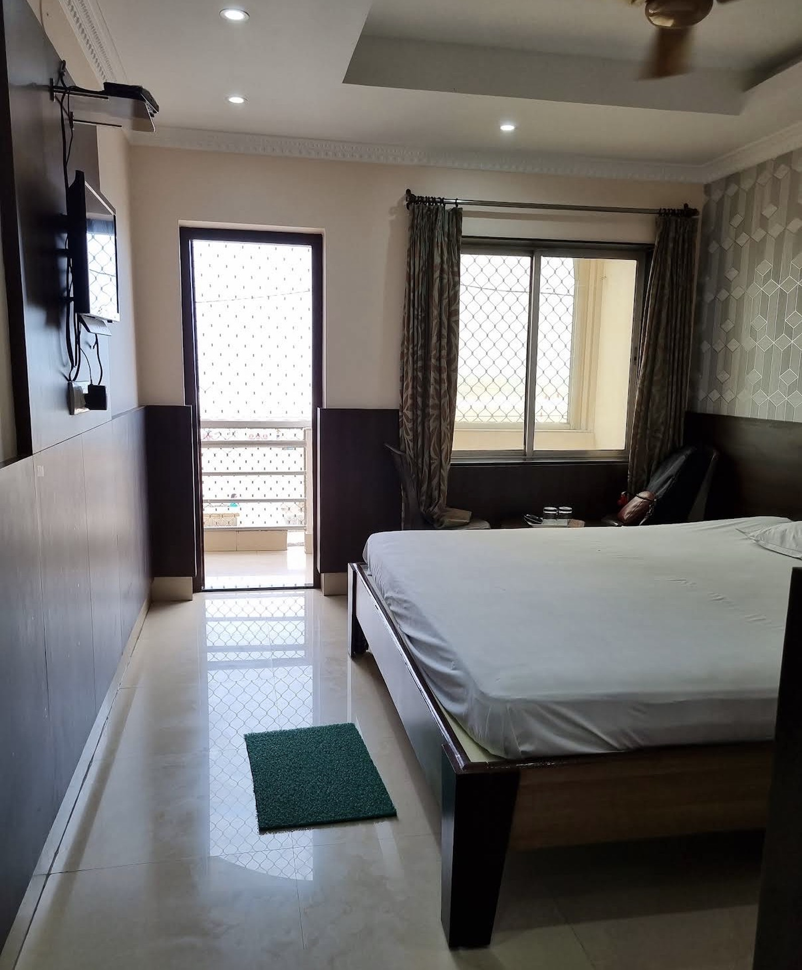 Hotel Swapnapuri room interior